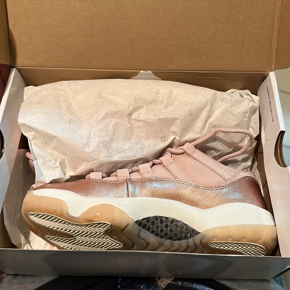 Women’s air Jordan 11 retro low. Pink and sparkly. Size 7. - Picture 7 of 7